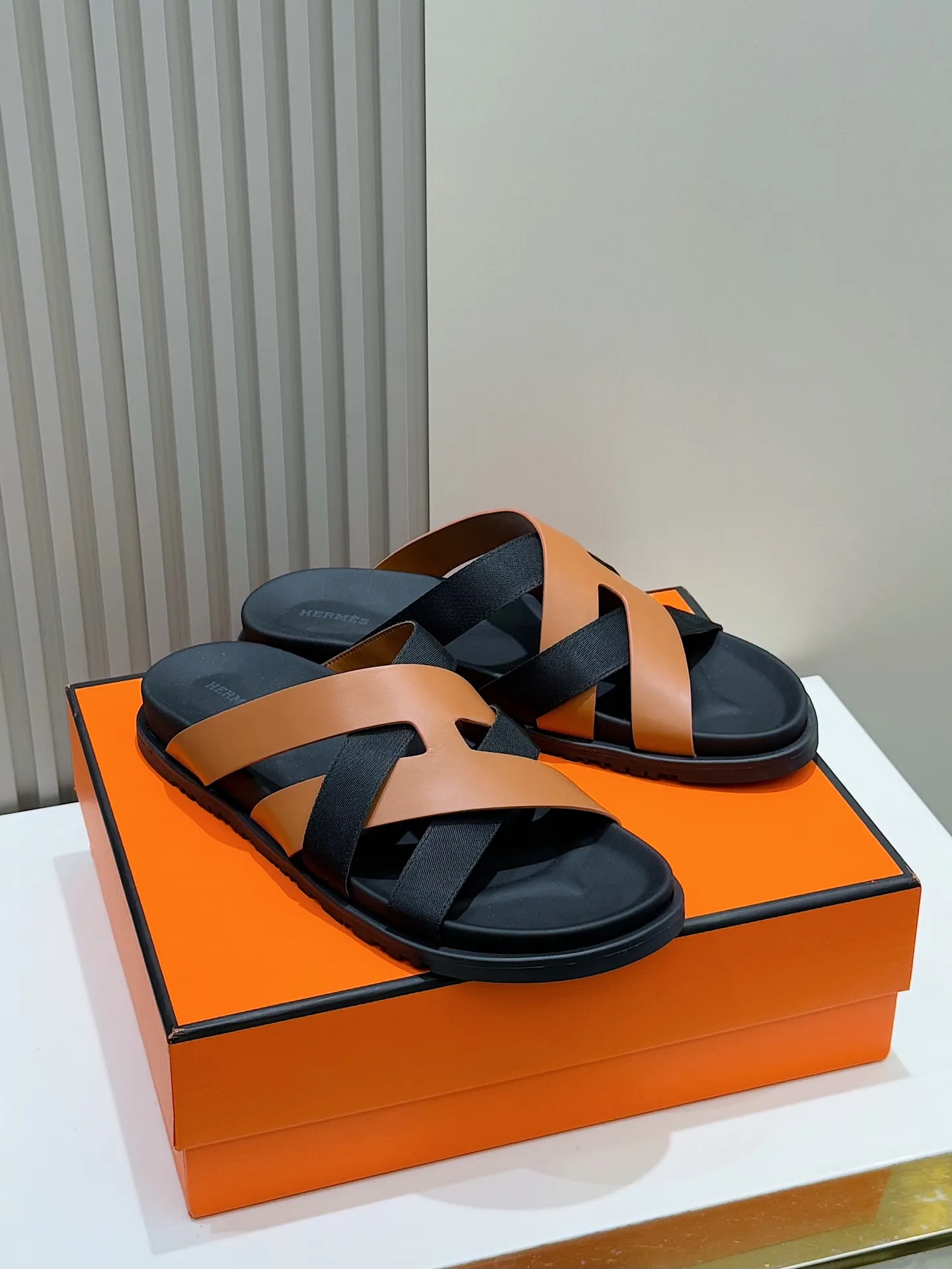 p300💰Men's Shoes Hermes Men's Kazimir Slippers - Top quality woven calfskin functional sandals with an intertwined upper inspired by the "H" iconic pattern to create a casual look, perfect for summer. Imported cowhide + cowhide lining + rubber outsole Size: 39-44 (customized at 38.45.46)